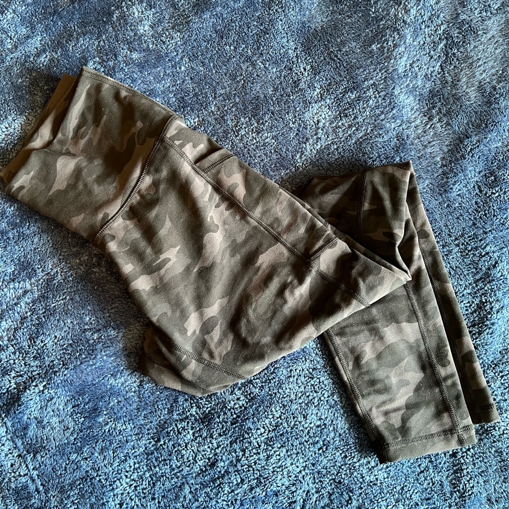 NWOT - colorfulkoala Camo leggings - size medium